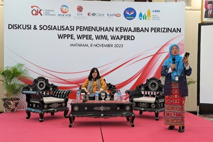 Foto : Naomi Saulina Rentaria Rambe  selaku Analis Senior Deputi Direktur Perizinan Perorangan, Profesi Penunjang dan Lembaga Penunjang Pasar Modal 1 (Duduk) dan, Devy Arveida selaku Analis Deputi Direktur Perizinan Perorangan, Profesi Penunjang dan Lembaga Penunjang Pasar Modal 1 (Berdiri). (Doc.Ist)