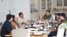 Calon presiden Prabowo Subianto melakukan kunjungan ke kediaman Menteri BUMN Erick Thohir. (Dok. Tim Media Prabowo Subianto)

