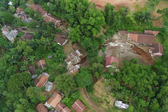 Sebanyak tiga rumah dan bangunan sekolah roboh akibat pergerakan tanah terjadi di Desa Cibedug, Kecamatan Rongga, Kabupaten Bandung Barat. (Dok. BPBD Kab. Bandung Barat)