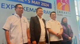 Ketua Umum Periklindo (Perkumpulan Industri Kendaraan Listrik Indonesia) Moeldoko saat menggelar Press Conference yang dihadiri Tokoh Otomotif, Sponsor, Exhibitors dan Media di Grand Mercure Kemayoran, Jakarta, Senin (22/4/2023).