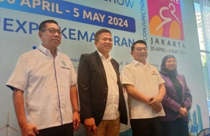 Ketua Umum Periklindo (Perkumpulan Industri Kendaraan Listrik Indonesia) Moeldoko saat menggelar Press Conference yang dihadiri Tokoh Otomotif, Sponsor, Exhibitors dan Media di Grand Mercure Kemayoran, Jakarta, Senin (22/4/2023).