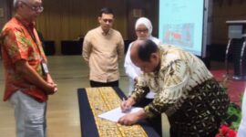 Badan Nasional Sertifikasi Profesi (BNSP) telah melaksanakan penandatanganan Surat Perjanjian Swakelola Program Sertifikasi Kompetensi Kerja (PSKK) di Grand Mercure Hotel Yogyakarta (22/5/24). (Doc.BNSP)