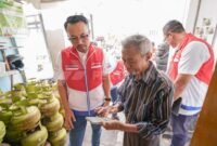 Direktur Pemasaran Regional, Mars Ega Legowo Putra melakukan pengecekan kesiapan sistem MAP di Pangkalan LPG 3 kg untuk mendukung digitalisasi pencatatan penyaluran LPG subsidi. (Dok. Pertamina)