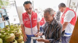Direktur Pemasaran Regional, Mars Ega Legowo Putra melakukan pengecekan kesiapan sistem MAP di Pangkalan LPG 3 kg untuk mendukung digitalisasi pencatatan penyaluran LPG subsidi. (Dok. Pertamina)