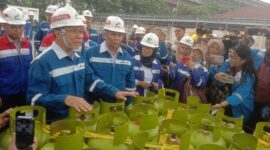 Menteri Perdagangan Zulkifli Hasan (Mendag Zulhas) memimpin ekspose temuan SPBBE yang kuantitas tabung gas elpiji 3 kilogramnya tidak sesuai. (Dok. Infopublik.com)