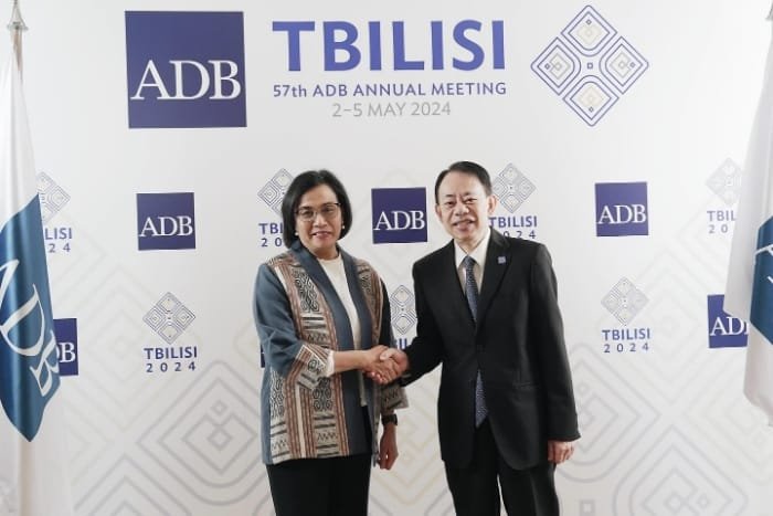 Menteri Keuangan (Menkeu) RI Sri Mulyani Indrawati dan Presiden Asian Development Bank (ADB) Masatsugu Asakawa di Tbilisi, Georgia, Sabtu (4/5/2024). (Instagram.com/@smindrawati)