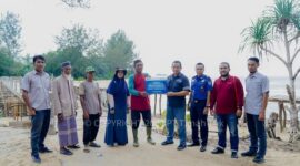 PT Timah Tbk menyerahkan bantuan renovasi dermaga pengubung Desa Tanjung Kubu dan Desa Tanjung Timur. (Dok. Timah.com)