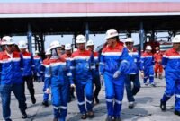 Komisaris Utama Simon Aloysius Mantiri dan Dirut Pertamina Nicke Widyawati melakukan pengecekan energi, memastikan keamanan pasokan Hari Raya Iduladha 2024. (Dok. Pertamina.com)