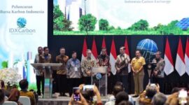 Presiden Jokowi meluncurkan sekaligus membuka Perdagangan Perdana Bursa Karbon Indonesia. (Dok. Setkab.go.id)