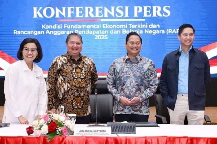 Menko Perekonomian Airlangga Hartarto dan Menkeu Sri Mulyani bersama Tim Gugus Tugas Sinkronisasi Pemerintahan Prabowo-Gibran, Thomas Djiwandono dan Budisatrio Djiwandono. (Instagram.com @smindrawati)