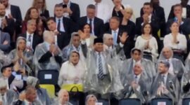 Menteri Pertahanan RI sekaligus Presiden terpilih Prabowo Subianto, lambaikan tangan dan beri semangat ke arah para atlet dan kontingen Indonesia saat menghadiri acara pembukaan Olimpiade Paris 2024. (Dok. Tim Media Prabowo Subianto)