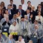 Menteri Pertahanan RI sekaligus Presiden terpilih Prabowo Subianto, lambaikan tangan dan beri semangat ke arah para atlet dan kontingen Indonesia saat menghadiri acara pembukaan Olimpiade Paris 2024. (Dok. Tim Media Prabowo Subianto)