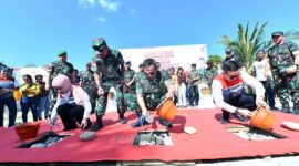 Kepala Staf Angkatan Darat Jenderal TNI Maruli Simanjuntak (tengah), Direktur Utama Pertamina Nicke Widyawati (kiri) dan Komisaris Utama Pertamina Simon Aloysius Mantiri (kanan) meletakkan batu pertama untuk Pembangunan Rumah Layak Huni di Desa Manusak Kupang Timur. (Dok. Peramina.com)