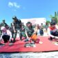 Kepala Staf Angkatan Darat Jenderal TNI Maruli Simanjuntak (tengah), Direktur Utama Pertamina Nicke Widyawati (kiri) dan Komisaris Utama Pertamina Simon Aloysius Mantiri (kanan) meletakkan batu pertama untuk Pembangunan Rumah Layak Huni di Desa Manusak Kupang Timur. (Dok. Peramina.com)