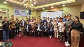 Foto : Peserta Pelatihan Asesor Kompetensi LSP Pasar Modal Foto bersama dengan Pemateri di Cosmos Amarosa Hotel, Antasari, Jakarta (12/8/12). (Doc.Ist)