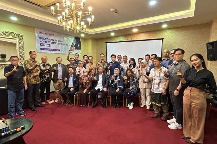 Foto : Peserta Pelatihan Asesor Kompetensi LSP Pasar Modal Foto bersama dengan Pemateri di Cosmos Amarosa Hotel, Antasari, Jakarta (12/8/12). (Doc.Ist)