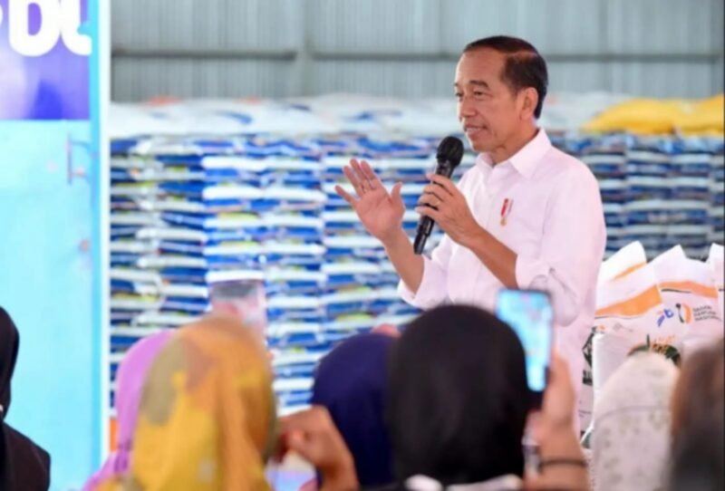 Presiden Jokowi saat memberikan bantuan Pangan Non-Tunai (BPNT) berupa beras 10 kilogram per keluarga. (Instagram.com/@jokowi