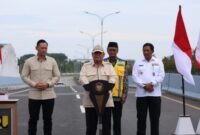 Presiden Prabowo Subianto saat meresmikan flyover Madukoro yang terletak di Jalan Madukoro Raya, Kecamatan Semarang Barat, Kota Semarang, Jawa Tengah, Rabu (11/12/2024) pagi. (Dok. Tim Media Prabowo Subianto)