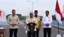 Presiden Prabowo Subianto saat meresmikan flyover Madukoro yang terletak di Jalan Madukoro Raya, Kecamatan Semarang Barat, Kota Semarang, Jawa Tengah, Rabu (11/12/2024) pagi. (Dok. Tim Media Prabowo Subianto)