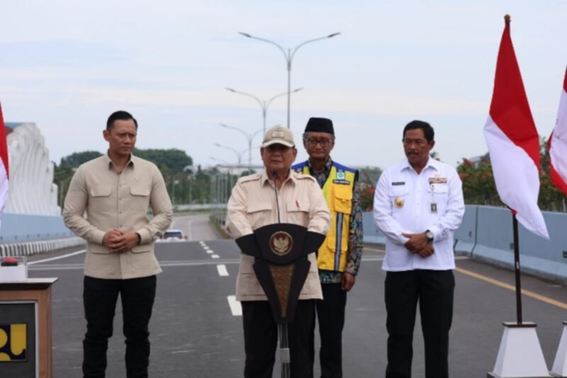 Presiden Prabowo Subianto saat meresmikan flyover Madukoro yang terletak di Jalan Madukoro Raya, Kecamatan Semarang Barat, Kota Semarang, Jawa Tengah, Rabu (11/12/2024) pagi. (Dok. Tim Media Prabowo Subianto)