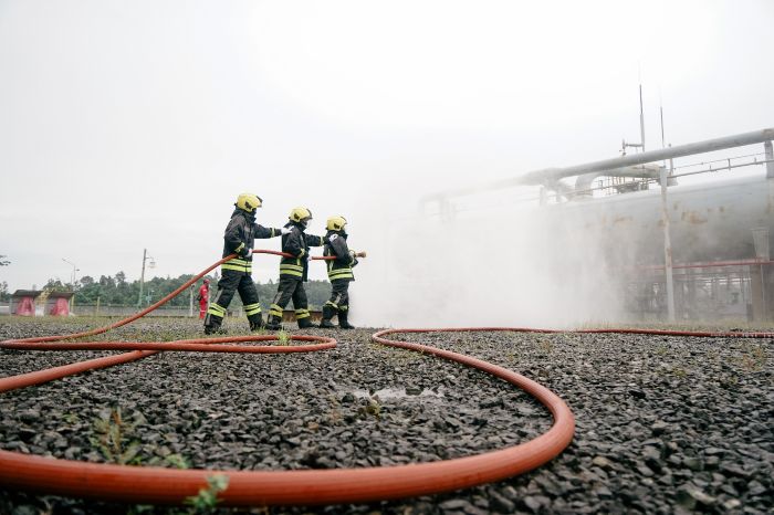 BADAK LNG, anak perusahaan PT Pertamina Hulu Energi, menggelar simulasi kebakaran darurat pada Kamis 10 Juli 2025 pukul 08.56 WITA di kilang Bontang.