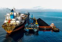 1. Armada kapal tongkang ALII berlayar dari pelabuhan Kalimantan, menandakan skala operasi logistik. (Dok. ancaralogistics.co.id)