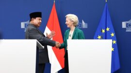 Presiden Komisi Eropa Ursula von der Leyen dan Presiden Prabowo Subianto berjabat tangan di Brussels setelah pengumuman FTA bersejarah.
(Dok. Tim Media Prabowo)