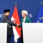 Presiden Komisi Eropa Ursula von der Leyen dan Presiden Prabowo Subianto berjabat tangan di Brussels setelah pengumuman FTA bersejarah.
(Dok. Tim Media Prabowo)