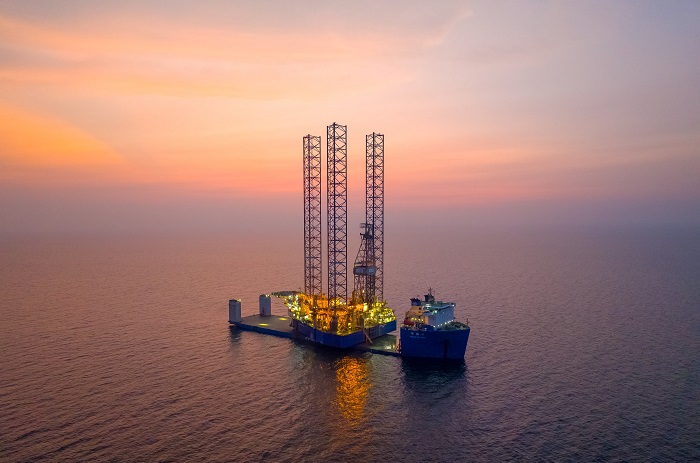 Rig Emerald Driller saat beroperasi di Laut Jawa dalam proyek pengeboran migas. (Dok. PT PERTAMINA Drilling Services Indonesia)