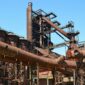 Pabrik smelter nikel berhenti produksi, memberi sinyal risiko besar pada hilirisasi nasional. (Pixabay.com/ferdinandkozeluh0)