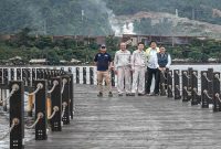 Lokasi tailing HNC dekat saluran air, pengawasan difokuskan pada potensi risiko limpasan bahan berbahaya. (Dok. kemenlh.go.id)