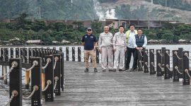 Lokasi tailing HNC dekat saluran air, pengawasan difokuskan pada potensi risiko limpasan bahan berbahaya. (Dok. kemenlh.go.id)