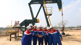 Dirut Pertamina Simon Mantiri meninjau langsung proyek CEOR Minas, bukti keseriusan mendorong target energi nasional. (Dok. Pertamina Hulu Rokan)

