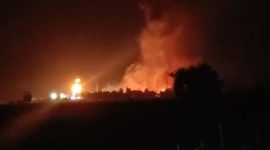 2. Kobaran api dari sumur migas Subang masih menyala, warga sudah dievakuasi ke tempat aman. (Dok. Video Viral)