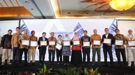 1. Fitri Erika menerima penghargaan atas nama PHE di ajang Investortrust BUMN Awards 2025 sebagai bukti keunggulan eksplorasi dan produksi. (Dok. PHE)
