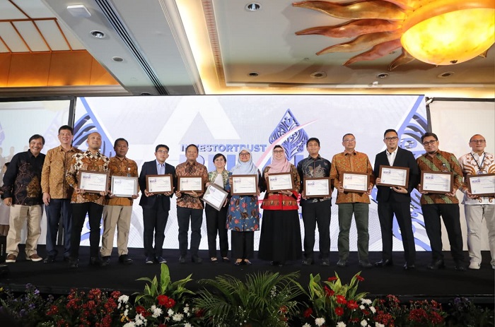 1. Fitri Erika menerima penghargaan atas nama PHE di ajang Investortrust BUMN Awards 2025 sebagai bukti keunggulan eksplorasi dan produksi. (Dok. PHE)