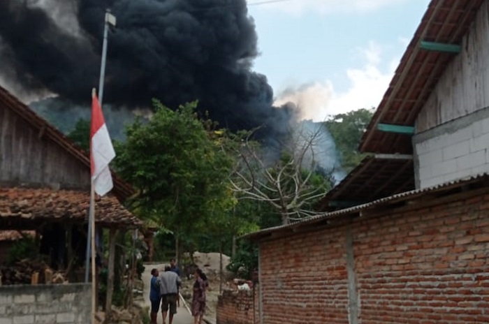 Api berkobar dari sumur minyak rakyat di Blora, meninggalkan duka mendalam bagi keluarga korban. (Dok. Tangkapan layar video)