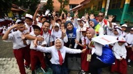 Relawan Pertamina mengajar kreatif di ruang kelas, membangkitkan semangat belajar siswa. (Dok. Pertamina Energi)

