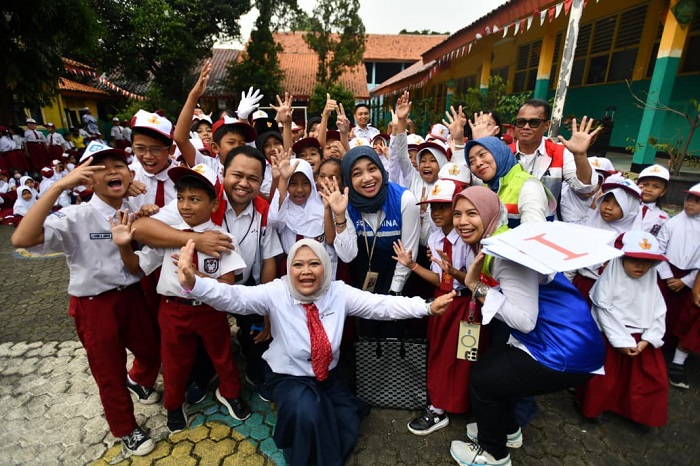 Relawan Pertamina mengajar kreatif di ruang kelas, membangkitkan semangat belajar siswa. (Dok. Pertamina Energi)


