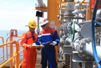 Pekerja Pertamina EP melakukan pengecekan instalasi di Stasiun Pengumpul Akasia Bagus, Indramayu. (Dok. Pertamina EP)