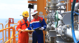 Pekerja Pertamina EP melakukan pengecekan instalasi di Stasiun Pengumpul Akasia Bagus, Indramayu. (Dok. Pertamina EP)

