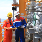 Pekerja Pertamina EP melakukan pengecekan instalasi di Stasiun Pengumpul Akasia Bagus, Indramayu. (Dok. Pertamina EP)

